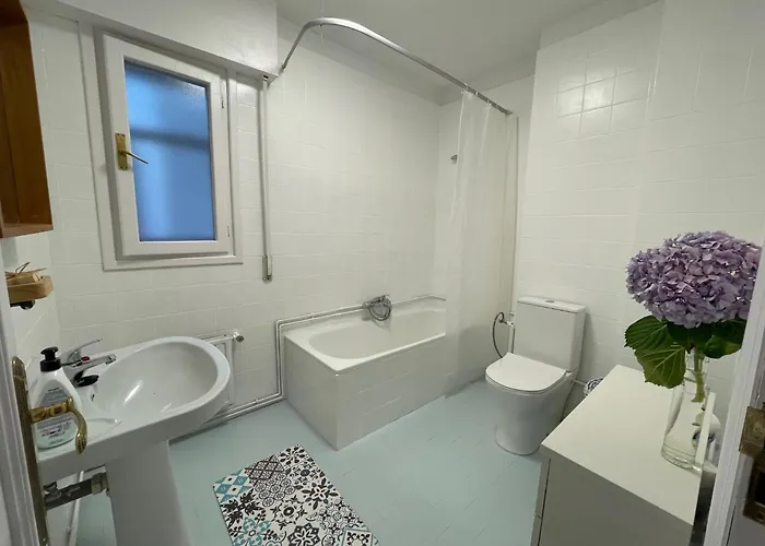 Centrico Piso En Calle Floranes דירה סנטנדר